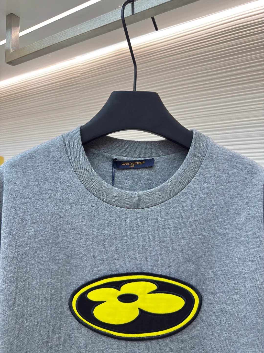 LOUIS VUITTON Nigo co-branded graphic embroidered T-shirt short sleeves ●Authentic product: purchased and developed for 8999 ●Item number: 1680118-A05 ●Fabric: jersey fabric ●Technology: embroidery production ●Version: fitted version ●Weight: about 300 grams ●Size: S-M-L-XL ●Description: This T-shirt is made of soft cotton and brightens up daily looks with fashion elements from the 2025 autumn and winter show. The IV Flower silk satin patch on the front is in bold strokes, echoing the Vuitton embroidered logo on the back. Unisex short-sleeved T-shirt. Regular fit in cotton jersey with satin logo patch at front, embroidered logo at back, and ribbed collar. The overall wiring is straight and delicate, the fabric is comfortable and soft, and the color is consistent without color difference. It can be matched with the same style to create a fashionable look and control various occasions. Customized accessories, complete with three standards, same style for men and women!